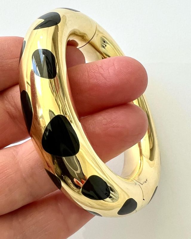 Like an exotic and alluring animal, this “ Jaguar” bracelet, designed by Angela Cummings has sex appeal. 28 abstract motifs in black jade are embedded in eighteen carat gold in the method that Cummings had made famous. Fitting a standard wrist, this bracelet is anything but average.A hidden safety closure ensures security and design integrity.Available for sale @dkfarnum.com#vintagetiffany#vintageangelacummings#cummingsbracelets#angelacummingsdesign#seventiesdesign#jaguardesign#please ping us for details