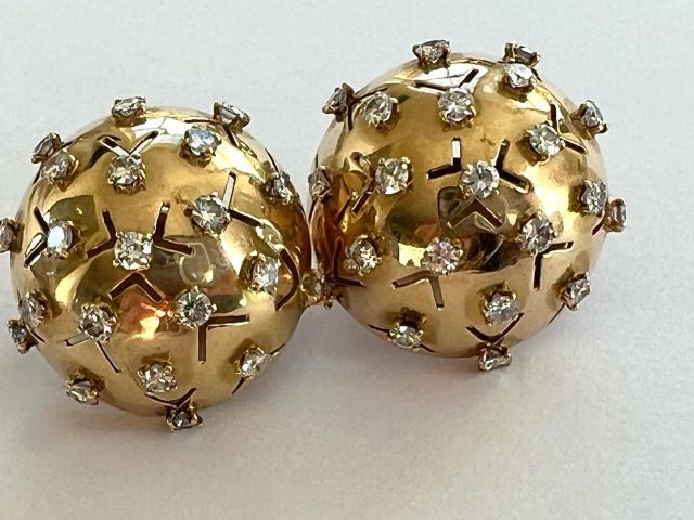 Cool Boules. As rendered by Van Cleef and Arpels, Paris, these beautiful “ boule” rounded earrings are punctuated strategically and elegantly with diamonds embedded in the eighteen carat yellow gold. From the fifties, this is a look we never tire of. One inch in diameter, signed and numbered and ready for a cashmere sweater and leggings, an accent earring that makes the outfit. Please ping us for details.#vintagevancleef#vancleefandarpels#vancleefearrings#vancleefdesign#fiftiesdesign#vancleefjewelry#goldand diamonds#available for sale @dkfarnum.com